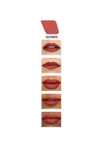 Flüssiger Lippenstift in der Farbnuance "Selfstarter" auf den Lippen gezeigt, mit verschiedenen Finishes: matt und satin, in satten rötlich-braunen Tönen.