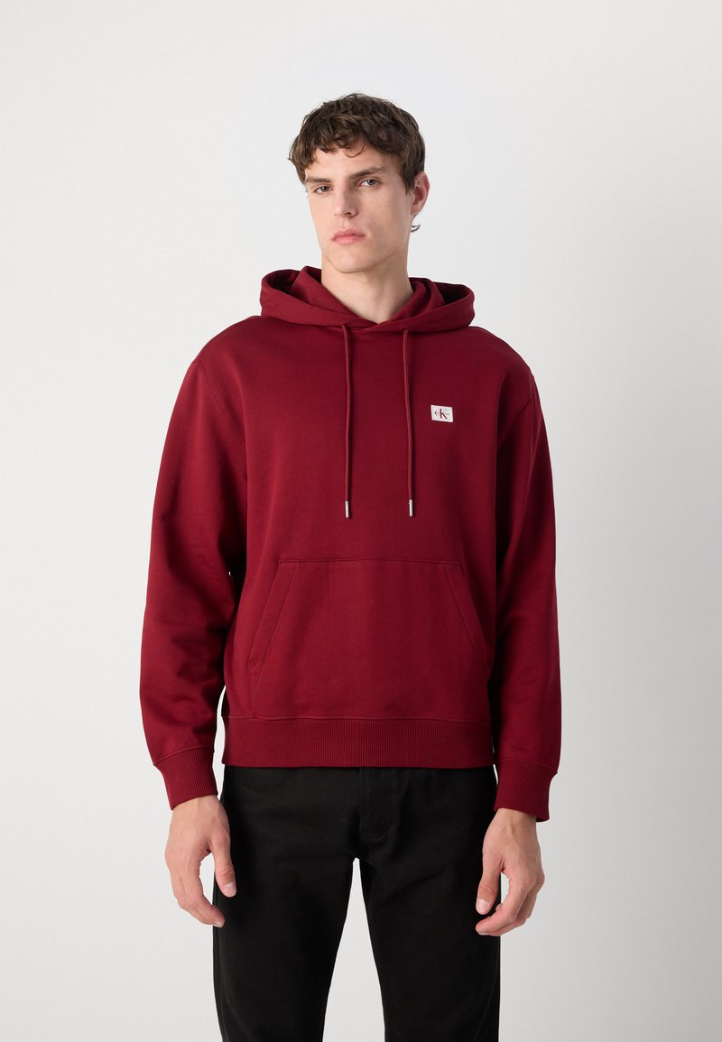 Calvin Klein Jeans BADGE - Mikina s kapucí - renaissance red
