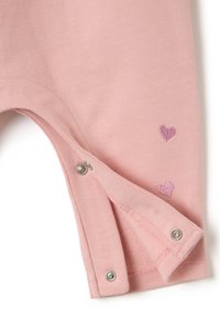 Pantalones de bebé rosa con la pierna abierta y botones a presión, que presentan dos pequeños corazones morados bordados cerca del área de los botones.
