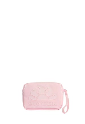 Piccola pochette rettangolare rosa con cinturino da polso, grafica del sole a rilievo e scritta "SUNDEK" sul davanti.