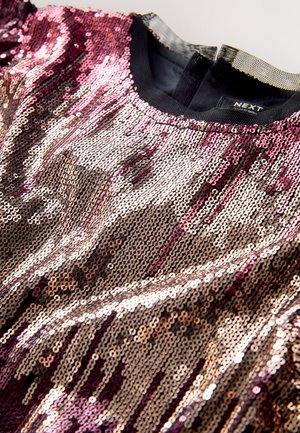 Tílko zdobené flitry s přechodem růžových, zlatých a stříbrných odstínů. Ploch�é flitry vytvářejí hladký, odrazivý povrch s kulatým výstřihem.