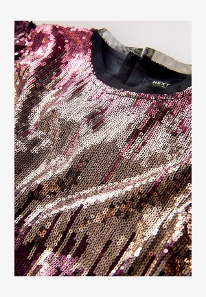 Flitteres felső, rózsaszín, arany és ezüst árnyalatok színátmenetével. A lapos flitterek sima, tükröződő felületet alkotnak, lekerekített nyakkivágással.