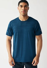 Hør T-shirt med korte ærmer til mænd i mørkeblå med et struktureret stribemønster. Lavet af letvægtsstof, med diskret branding på ærmet.