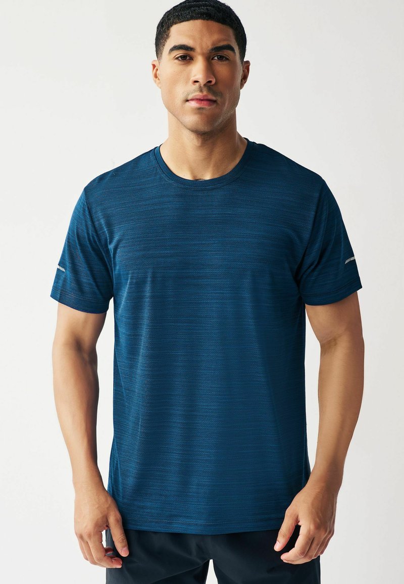 Hør T-shirt med korte ærmer til mænd i mørkeblå med et struktureret stribemønster. Lavet af letvægtsstof, med diskret branding på ærmet.