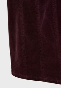 Burgunderfarvet kordfløjlstof med tekstureret overflade og fine riller, sømlinningen har pæn syning, ingen synlige beslag eller mønstre.