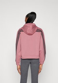 adidas Sportswear FUTURE ICONS THREE STRIPES FULL ZIP - Camisola com fecho - preloved crimson