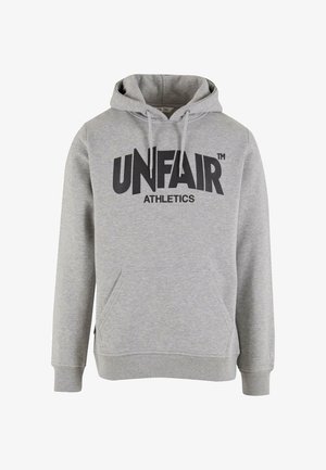 Šedá mikina s kapucí, na které se nachází velké černé logo "UNFAIR ATHLETICS". Obsahuje přední kapsu a žebrované manžety a lem.