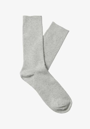 Para prostych, jasnoszarych, prążkowanych skarpetek za kostkę, ułożonych na płasko, pokazujących pełną długość i szczegóły tekstury.