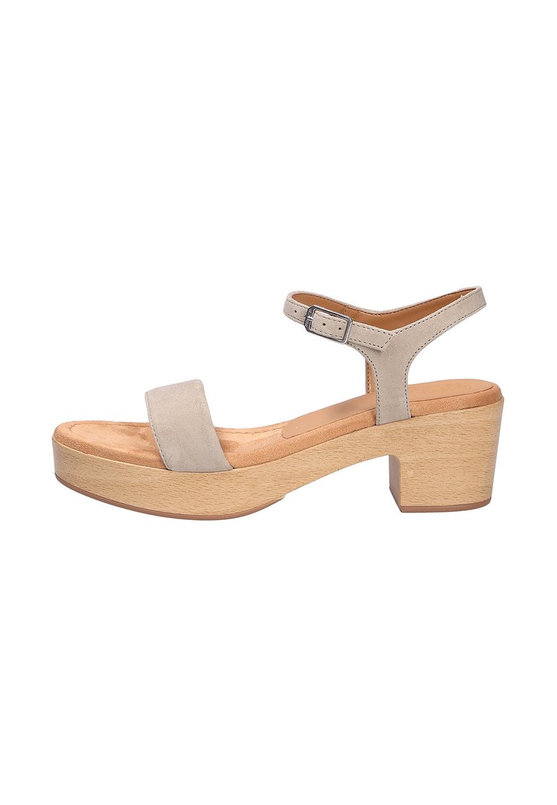 Beige Wildledersandalen mit einem breiten, flachen Riemen, verstellbarem Knöchelriemen und einem klobigen Holz-ähnlichen Absatz. Glatte Textur und minimalistisches Design.