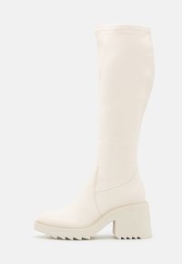 Bílé kozačky sahající po kolena, vyrobené z hladkého syntetického materiálu, se širokým podpatkem, vroubkovanou podrážkou a bezšvovým designem s jemným šitím.