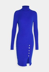 Långärmad, ribbad, ljusblå stickad klänning med polokrage, sidoklyfta och fem metallknappar längs klyftan.