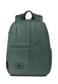 Mochila de cuero verde con diseño estructurado, que cuenta con dos asas superiores, correas ajustables, múltiples bolsillos frontales y detalle del logo.