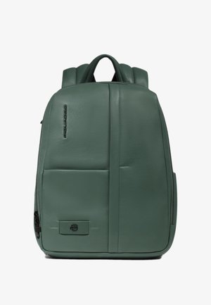 Sac à dos en cuir vert au design structuré, doté de deux poignées supérieures, de bretelles ajustables, de plusieurs poches avant et d'un détail logo.