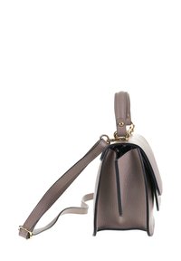 Borsa a mano in pelle grigia con forma strutturata, dotata di manico superiore e tracolla removibile. Accenti in metallo dorato e finitura testurizzata.