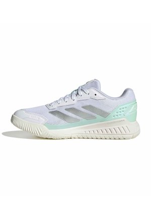 Witte en muntgroene Adidas sportschoen met drie zilveren strepen, mesh bovenwerk, dempende zool en gestructureerde buitenzool, zijaanzicht.