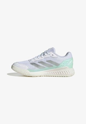 Chaussure de sport Adidas blanche et vert menthe avec trois bandes argentées, dessus en mesh, semelle rembourrée et semelle extérieure texturée, vue de profil.