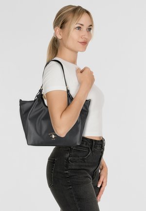 Borsa a tracolla nera in pelle con finitura testurizzata, dotata di hardware dorato e un accento con logo. La borsa presenta due manici e un design spazioso.