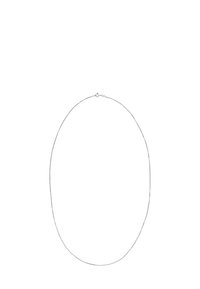 Hopeaketju hopeasta, jossa on herkkä muotoilu, sileä pyöreä suljin ja hieno kiilto, pituudeltaan noin 45 senttimetriä.