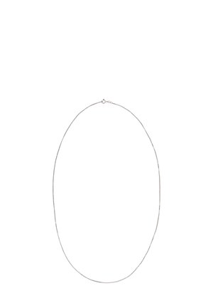 Hopeaketju hopeasta, jossa on herkkä muotoilu, sileä pyöreä suljin ja hieno kiilto, pituudeltaan noin 45 senttimetriä.