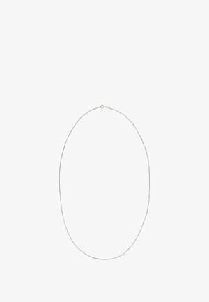 Sølv kæde med et delikat design, der har en glat, rund lås og en subtil glans, måler ca. 18 inches i længden.