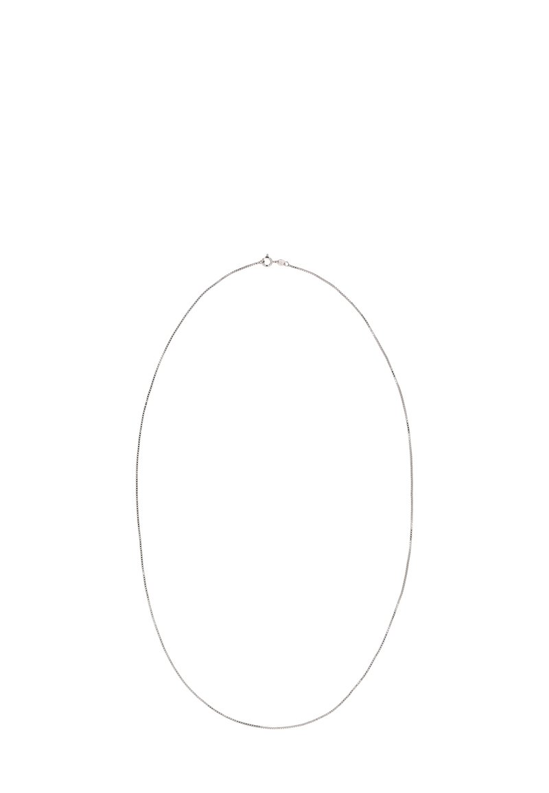 Hopeaketju hopeasta, jossa on herkkä muotoilu, sileä pyöreä suljin ja hieno kiilto, pituudeltaan noin 45 senttimetriä.