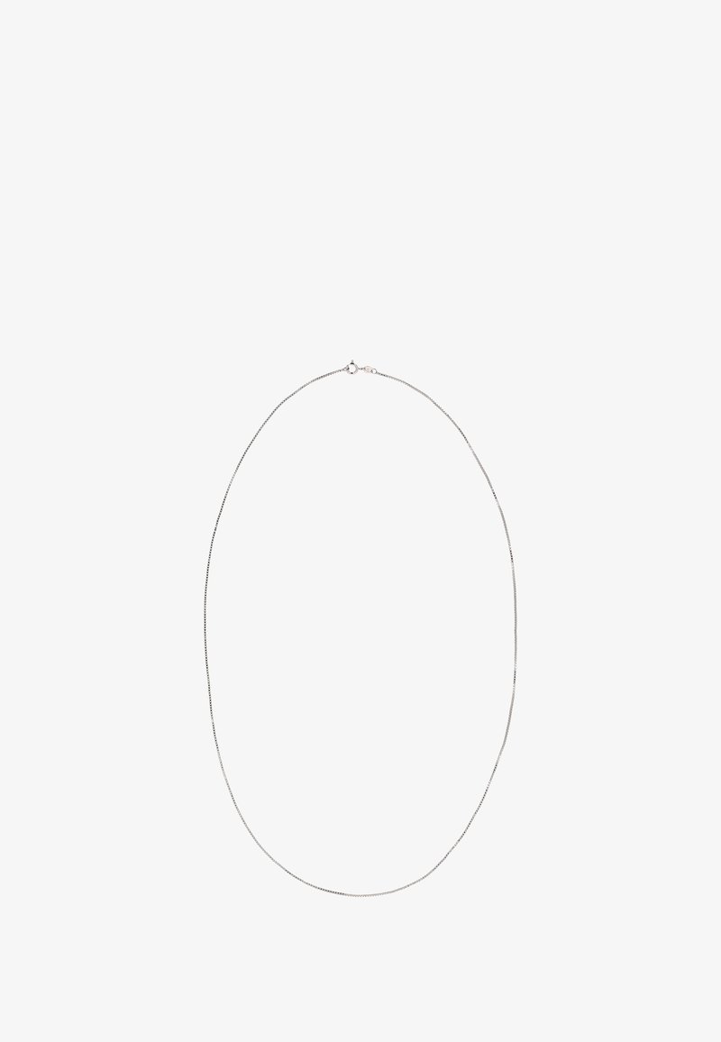 Sølv kæde med et delikat design, der har en glat, rund lås og en subtil glans, måler ca. 18 inches i længden.