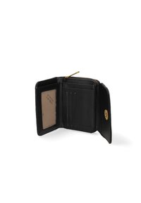 Portafoglio in pelle nera con chiusura a zip, diverse fessure per carte e una finestra trasparente per l'ID. Dettagli in metallo dorato accentuano il design.