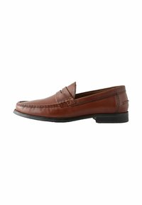 Brune læder loafers med rund tå, dekorativ syning på vampsen og en lav sort gummisål. Glat overflade, minimalistisk design.