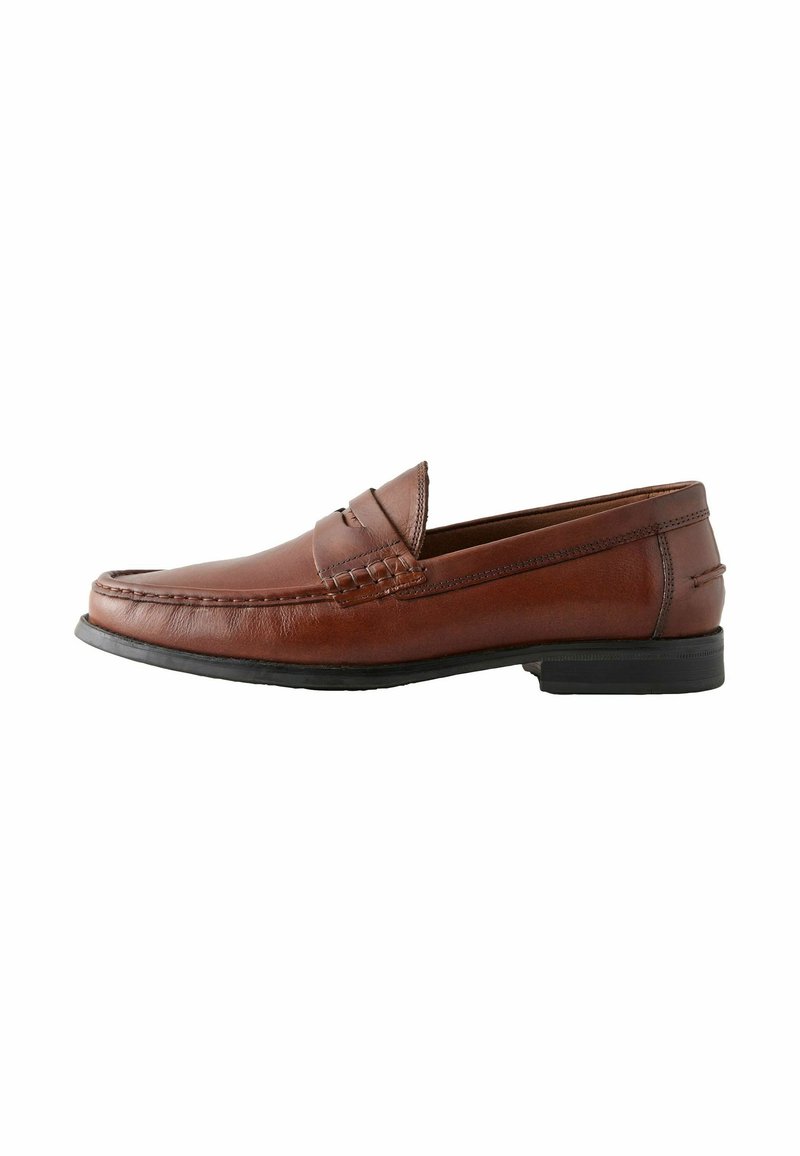 Brune læder loafers med rund tå, dekorativ syning på vampsen og en lav sort gummisål. Glat overflade, minimalistisk design.
