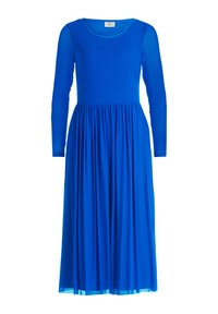 Klänning med lång ärm och A-linje i livfull blå färg, tillverkad av mjukt tyg. Har rund halsringning och plisserad kjol som sträcker sig till mitt på vaden.