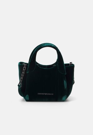 Kleine donkergroene fluwelen handtas met korte handvatten, metalen kettingriem en Emporio Armani-logo aan de voorkant in het midden.