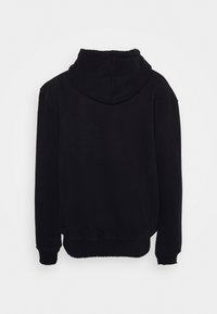 Černá mikina s kapucí v uvolněném střihu, měkkou texturou, žebrovanými manžetami a lemem s roztřepeným detailem, zobrazena zezadu.