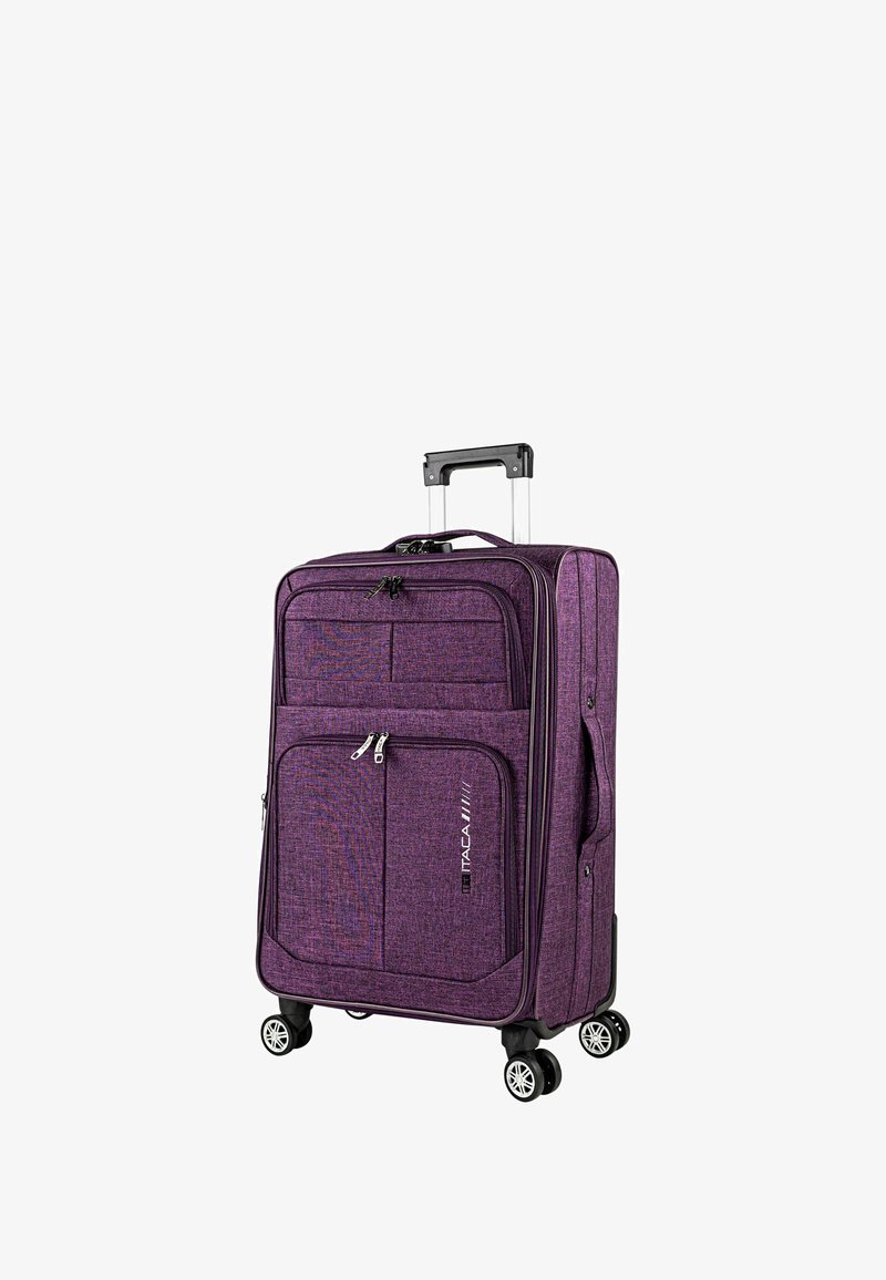 Maleta blanda de color púrpura con asa telescópica, cuatro ruedas giratorias, bolsillos frontales con cremallera y asa lateral para llevar.
