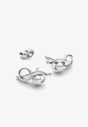 Orecchini in argento con un design infinito intrecciato a una perla rosa e piccoli accenti trasparenti, che mostrano una finitura lucida.