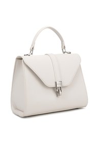 Borsa a mano sintetica bianca con design strutturato, chiusura a patta, hardware argentato, manico superiore e superficie texturizzata.
