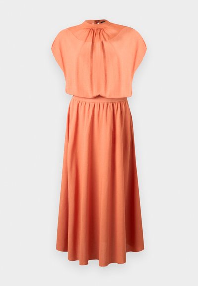 Robe corail orange sans manches avec un col montant froncé, une taille cintrée et une jupe mi-longue fluide sur un fond uni.