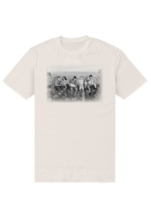 Cremfarbenes Baumwoll-T-Shirt mit einer schwarz-weißen Grafik von sechs Personen, die auf einem Sims sitzen und auf die Skyline einer Stadt blicken.