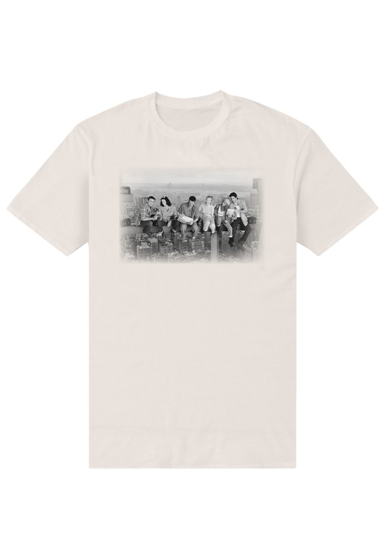 Camiseta de algodón color crema con un gráfico en blanco y negro de seis personas sentadas en un saliente, mirando el horizonte de la ciudad.