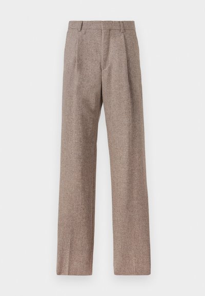 Pantalons marron taille haute en tissu texturé. Présente des jambes larges et deux plis avant pour la structure. Finition soignée sans matériel visible.
