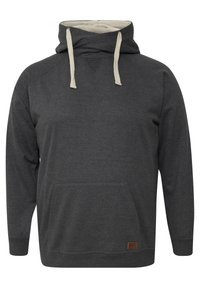 Sudadera gris oscuro con capucha, con forro interior color crema, bolsillo tipo canguro y un pequeño parche de logo marrón en el dobladillo.