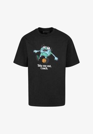 Sort bomulds t-shirt med en tegneseriefigur med store øjne og blå hud, der sveder, mens den sidder på en basketball, med teksten "Tag mig ud, træner."