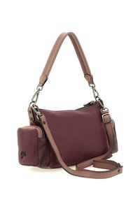 Borsa in pelle bordeaux con finitura textured, tracolla regolabile e hardware in argento. Presenta una piccola tasca staccabile sul lato.