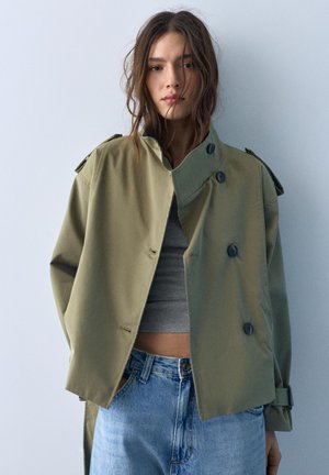 PULL&BEAR SHORT TRENCH - Giacca da mezza stagione - khaki
