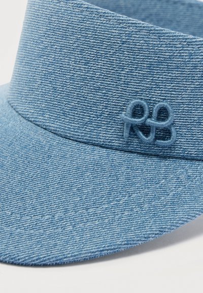 Φωτεινό γαλάζιο καπέλο τύπου βισιέρα από denim με κεντημένο λογότυπο "RB" στη μπροστινή ταινία, που δείχνει την υφή του υφάσματος και τις λεπτομέρειες της ραφής.
