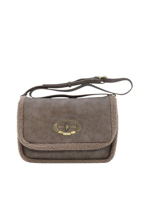 Borsa a tracolla in finta pelle marrone con bordo in pelliccia sintetica, dettaglio logo in metallo e tracolla regolabile. Forma rettangolare con chiusura a pattina.