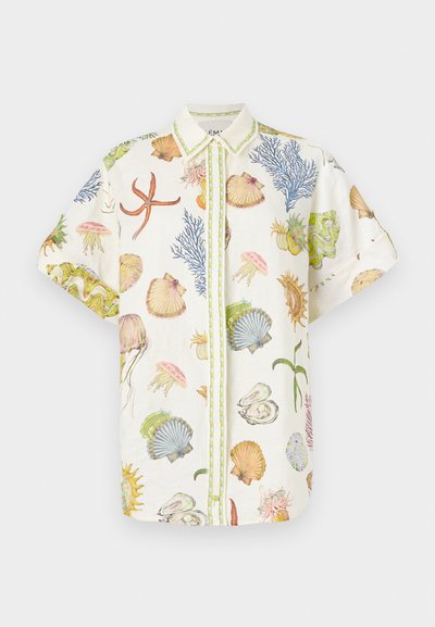 Camicia a maniche corte in tessuto leggero con motivi marini colorati, con chiusura a bottoni davanti e bordi verdi a contrasto lungo la patta.