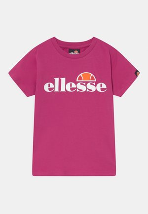 Magenta T-shirt met korte mouwen, met wit "ellesse"-logo en een oranje-rode halve cirkel als embleem op de borst, effen achtergrond.