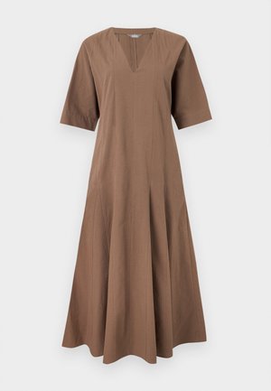 Brun midikjole med V-hals, albuelengde ermer, tettsittende overdel og vid skjørt mot ensfarget bakgrunn.