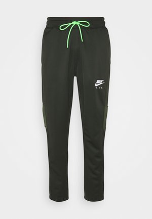 Zwarte sportbroek van gladde stof, met een neon groene trekkoord en zijzakken met olijfgroene accenten. Nike Air-logo weergegeven.