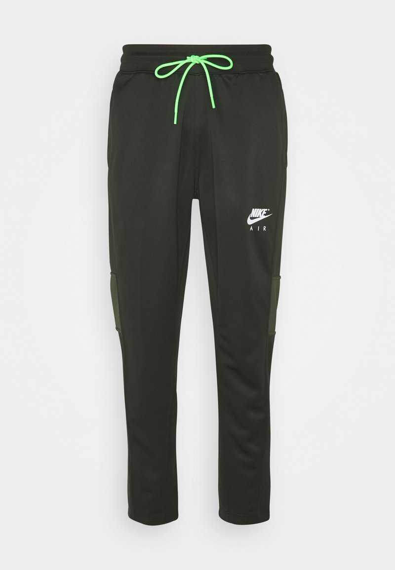 Pantalones deportivos negros hechos de una tela suave, con un cordón verde neón y bolsillos laterales con acentos de color verde oliva. Logo de Nike Air mostrado.
